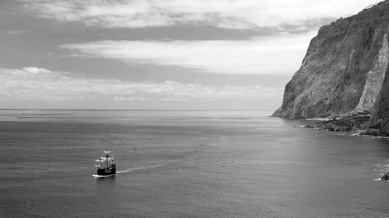 Nau a chegar a cabo Girão